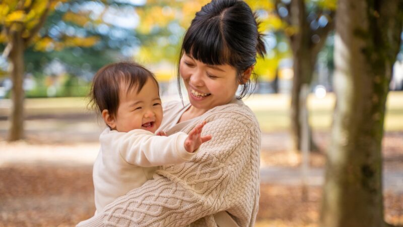 あかちゃんとママが笑う画像