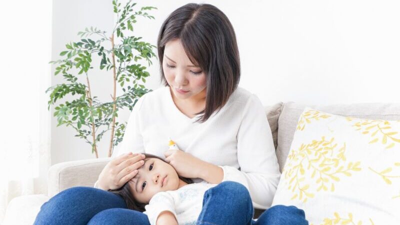 具合が悪い子どものことで悩んでいるママ